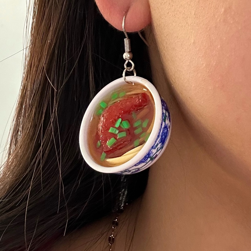 [ Resin Chicken Ramen in a China-Antique Inspired Bowl Earrings ]